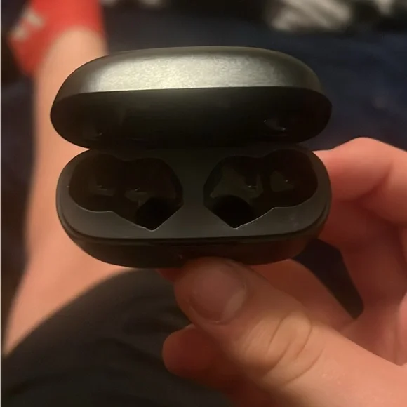 jbl earbuds used like new has no issues selling for 100 paid 165(PICKUP ONLY)